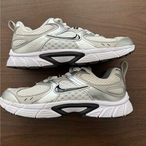 Nike V5 RNR Silver White & Black Kid’s Shoe Size 3